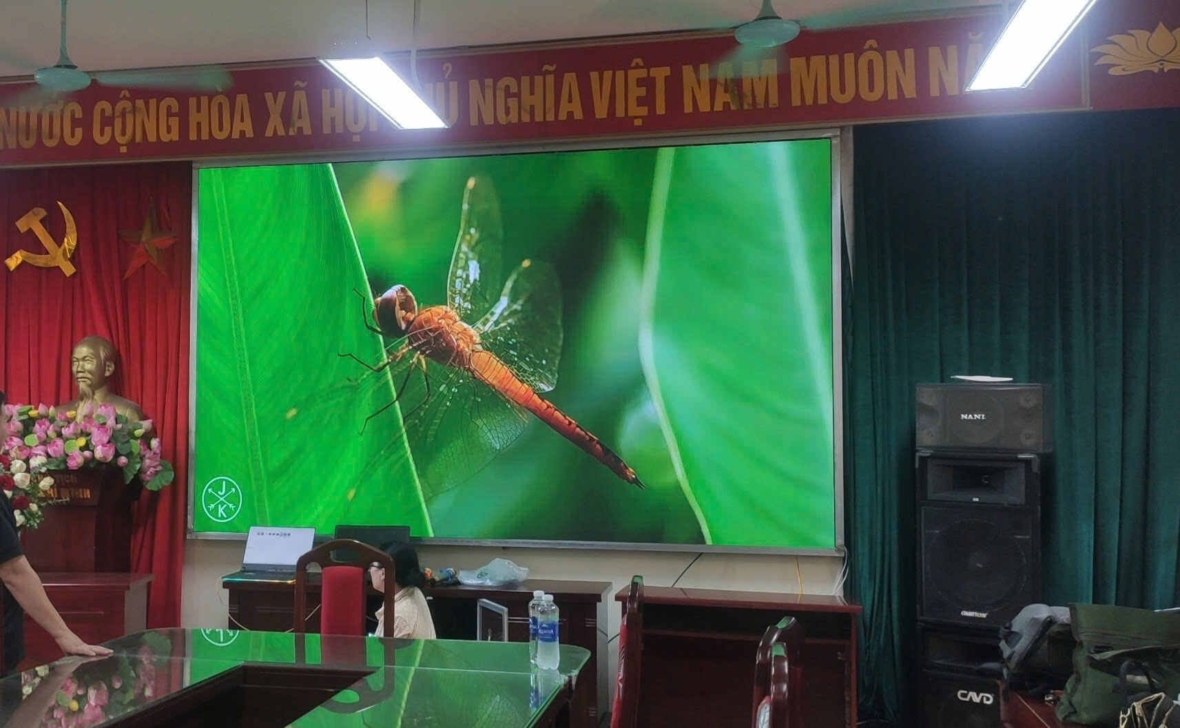 man-hinh-led-trong-nha-p1-875